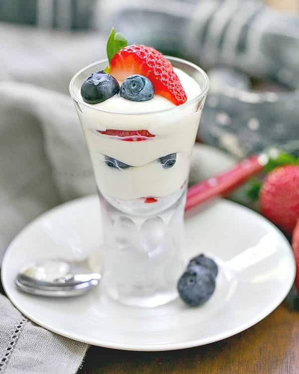 White Chocolate Berry Parfaits {That Skinny Chick Can Bake}